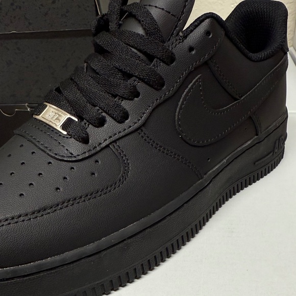 Air Force 1 Low 07 Black Sneakers - Picture 1 of 2
